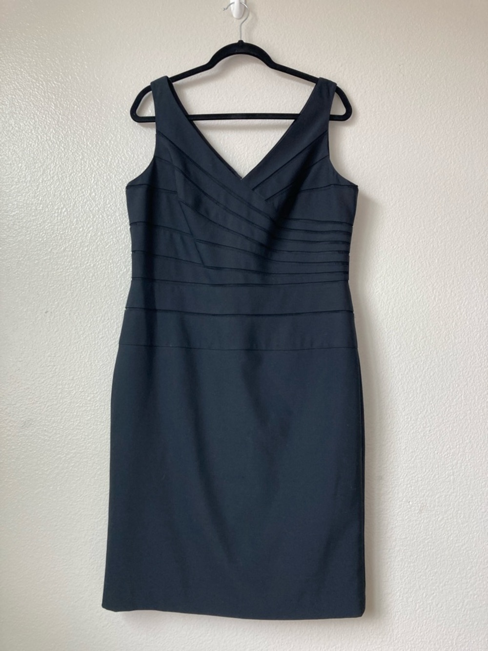 Adriannna Papell Pleated Bodice V Neck & Back Sleeveless Dress LBD Sheath sz 14